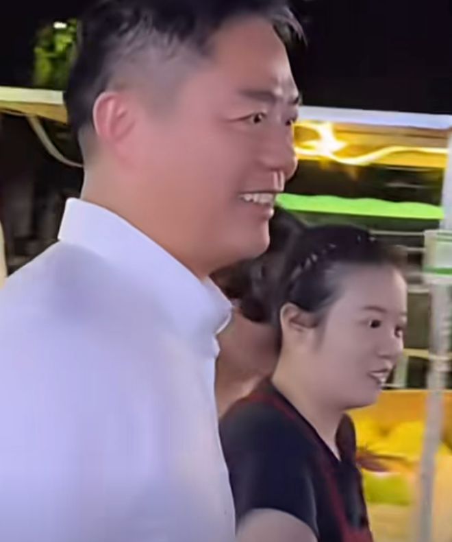 刘强东回宿迁老家逛夜市吃路边摊刘强东回宿迁老家逛夜市，体验路边摊的独特魅力