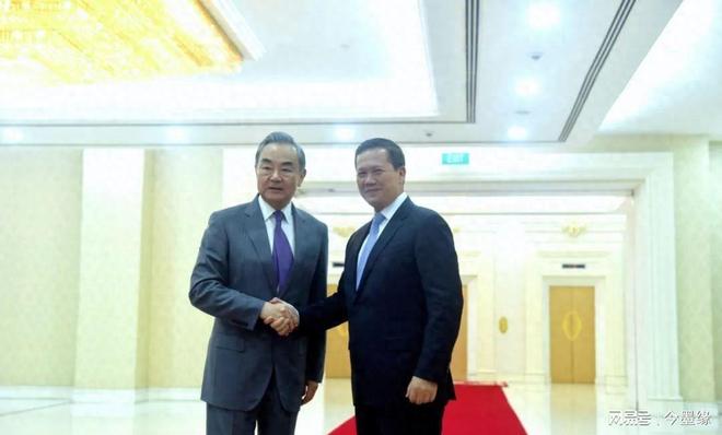 柬埔寨首相洪玛奈乘机抵达天津柬埔寨首相洪玛奈抵达天津，开启友好交流之旅